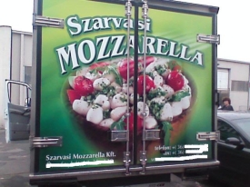 Szarvasi mozzarella dobozos autómatricázás, autó matricázás 