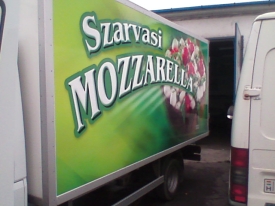 Szarvasi mozzarella dobozos autómatricázás, autó matricázás 