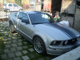 Ford Mustang mattfekete versenycsík  autómatricázás, autó matricázás