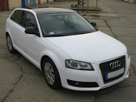 Audi A3 fóliázás: fényes fehér karosszéria fóliázás, üveghatású tető karosszéria fóliázás 1