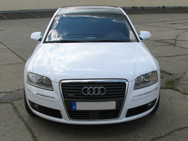 Audi A8 fóliázás: fényes fehér karosszéria fóliázás, üveghatású tető karosszéria fóliázás 2