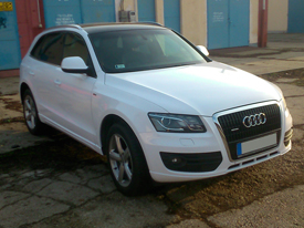 Audi Q5 fóliázás: fényes fehér, fényes fekete emeltfényű üveghatású karosszéria fóliázás 1