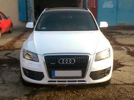 Audi Q5 fóliázás: fényes fehér, fényes fekete emeltfényű üveghatású karosszéria fóliázás 2