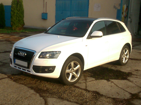 Audi Q5 fóliázás: fényes fehér, fényes fekete emeltfényű üveghatású karosszéria fóliázás 3