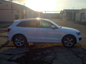 Audi Q5 fóliázás: fényes fehér, fényes fekete emeltfényű üveghatású karosszéria fóliázás 4