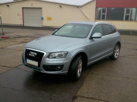 Audi Q5 fóliázás: fényes fehér, fényes fekete emeltfényű üveghatású karosszéria fóliázás 5