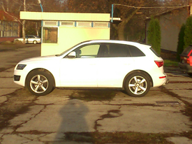 Audi Q5 fóliázás: fényes fehér, fényes fekete emeltfényű üveghatású karosszéria fóliázás 6
