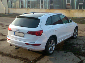 Audi Q5 fóliázás: fényes fehér, fényes fekete emeltfényű üveghatású karosszéria fóliázás 7