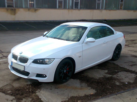 BMW 330D fóliázás: fényes fehér karosszéria fóliázás 3