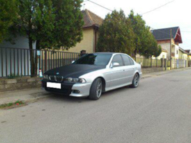 BMW 530 D fényes ezüst karosszéria fóliázás, karbon géptetővel és karbon utastértetővel 1
