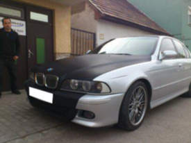 BMW 530 D fényes ezüst karosszéria fóliázás, karbon géptetővel és karbon utastértetővel 5