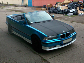 BMW E36 cabrio fóliázás: fényes metál kék és fehér karosszéria fóliázás 1