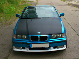 BMW E36 cabrio fóliázás: fényes metál kék és fehér karosszéria fóliázás 2