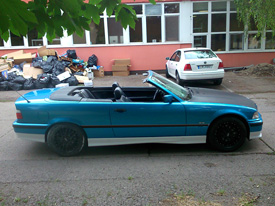 BMW E36 cabrio fóliázás: fényes metál kék és fehér karosszéria fóliázás 4