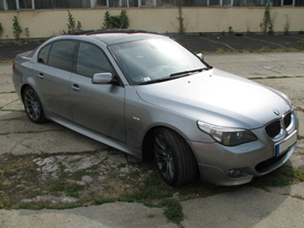 BMW E60 fóliázás: fényes metál grafit karosszéria fóliázás üveghatású tetőfóliával 1