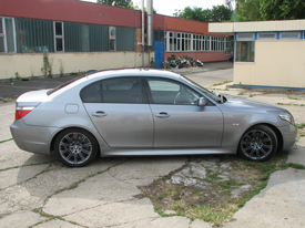 BMW E60 fóliázás: fényes metál grafit karosszéria fóliázás üveghatású tetőfóliával 4