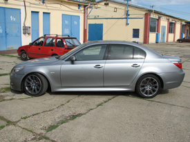 BMW E60 fóliázás: fényes metál grafit karosszéria fóliázás üveghatású tetőfóliával 6