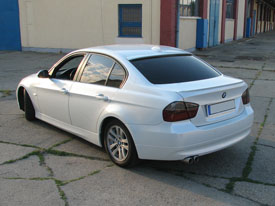 BMW E90 fóliázás: gyöngyházfehér karosszéria fóliázás 9