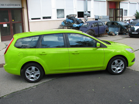 Ford Focus fóliázás: fényes világos zöld karosszéria fóliázás 4