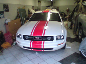 Ford Mustang f&eacute;nyes feh&eacute;rt aut&oacute;f&oacute;li&aacute;z&aacute;s, f&eacute;nyes piros versenycs&iacute;kkal