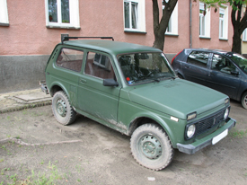 Lada Niva fóliázás: matt katonai zöld karosszéria fóliázás 1