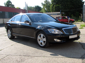 Mercedes S500 fóliázás: fényes fekete karosszéria fóliázás 1