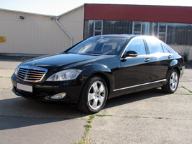 Mercedes S500 fóliázás: fényes fekete karosszéria fóliázás 3