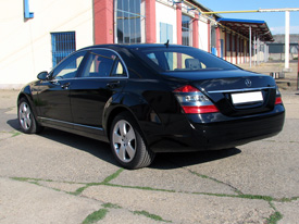 Mercedes S500 fóliázás: fényes fekete karosszéria fóliázás 9