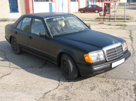 Mercedes W124 fóliázás: matt fekete karosszéria fóliázás 1