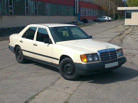 Mercedes W124 fóliázás: matt fekete karosszéria fóliázás 5