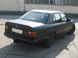 Mercedes W124 fóliázás: matt fekete karosszéria fóliázás 7