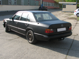 Mercedes W124 fóliázás: matt fekete karosszéria fóliázás 9