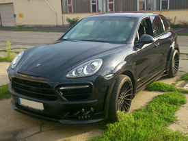 Porsche Cayenne fóliázás: fényes fekete karosszéria fóliázás 3