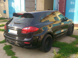 Porsche Cayenne fóliázás: fényes fekete karosszéria fóliázás 7