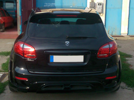 Porsche Cayenne fóliázás: fényes fekete karosszéria fóliázás 8